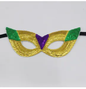 Detailopname van het Mardi Gras masker met pailletten in gouden, groene en paarse kleuren.