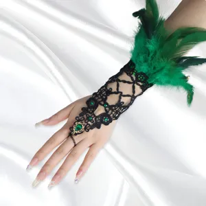 Joli bracelet de main gothique en dentelle noire et plume verte pour fête Halloween.