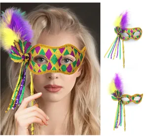 Carnaval handgedragen masker met glitters diamanten veren en franjes voor feestjes.