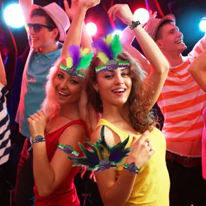 Carnaval veren haarband en pailletten armband set perfect voor feest en verkleedpartij.