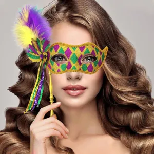 Handgedragen masker voor feestjes met kleurrijke veren, goudglitter en franjes.