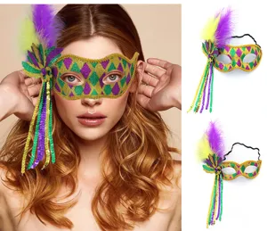 Maschera di carnevale con piume e nappe di paillettes, perfetta per feste a tema.