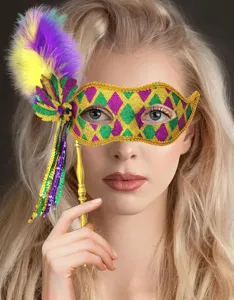 Carnavalsmasker met veren en gouden handvat, perfect voor feestelijke evenementen.