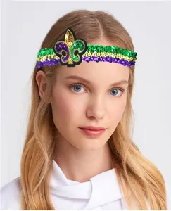 Nahaufnahme des Mardi Gras Pailletten Stirnbandes in Gruen, Gold und Lila Glaenzend.