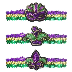 Gedetailleerde close-up van Mardi Gras pailletten hoofdbanden in paars, goud en groen.
