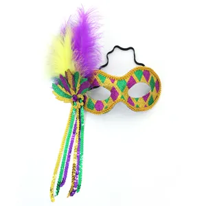 Carnavalsmasker in paars goud groen met veren en paillettenkwastjes voor feest.