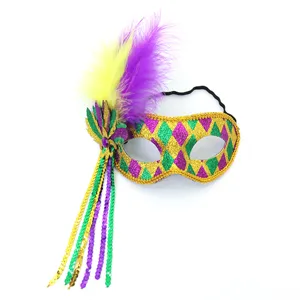 Carnavalsmasker in paars groen goud met glitters, kleurrijke veren en vrolijke pailletten.