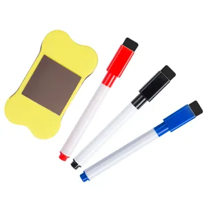 Detailansicht von Tafelwischer und magnetischen Whiteboard-Stiften in Rot, Schwarz, Blau.