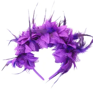 Paarse veer bloem haarband detailopname, ideaal voor feestelijke carnaval verkleed accessoires.