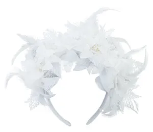 Detailgezicht van witte veren kant haarband voor feest en carnaval, delicate textuur.