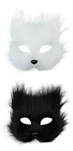 Gedetailleerd overzicht van pluche diermaskers in wit en zwart voor griezelig Halloween feest.