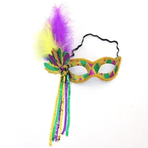 Maschera per festa di Carnevale viola oro verde con piume e frange di paillettes.