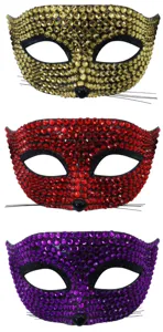 Gedetailleerd overzicht met drie kleurrijke strass halfgezicht kat en vos maskers.