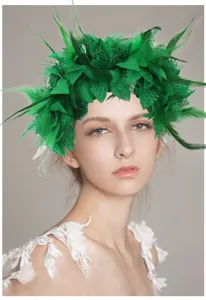 Groene veren bloemen haarband voor carnaval feest, festival dans optreden kostuum accessoire.