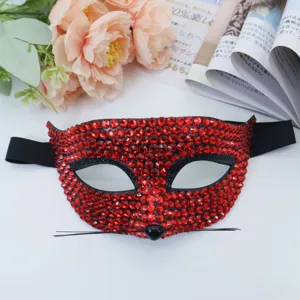 Rode strass masker halve gezicht voor carnavalsfeest en feestelijk kostuum accessoire met kattenvorm.