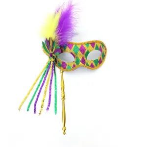 Carnaval masker met veren en kleurrijke pailletten, handheld feestkostuum accessoire