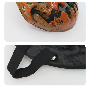 Détail du masque de citrouille effrayant d'Halloween avec texture et sangle élastique.