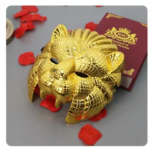 Detail van gouden leeuw plastic masker, perfect voor Halloween kostuumfeest en carnavalsrekwisieten.
