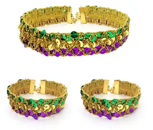 Gedetailleerd overzicht van Mardi Gras choker en armbandenset met kleurrijke pailletten.