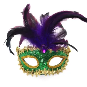 Carnavalsmasker half gezicht met groene pailletten, gouden rand en mooie paarse veren.