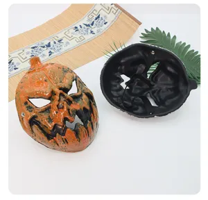 Détail du masque de citrouille d'horreur d'Halloween, accessoire effrayant avec design recto-verso.