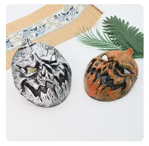 Vue détaillée de masques d'Halloween citrouille crâne avec des motifs sculptés effrayants.