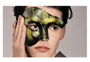 Gedetailleerd overzicht van het halfgelaats gemaskerde masker met zwart-geel ontwerp.