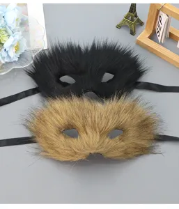 Nahaufnahme von flauschigen Kunstfell Halbgesicht Masken in Schwarz und Braun.