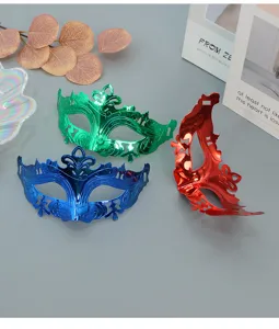 Gedetailleerde close-up opname van kleurrijke metalen carnavalsmaskers voor feesten.