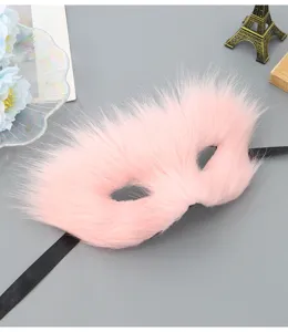 Rosa flauschige Halbgesicht Maske Detail, weiche Plüsch Maskerade Augenmaske für Kostüm.