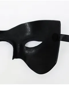 Gedetailleerd opname van een stijlvol zwart half gezichtsmasker voor gemaskerde feesten.