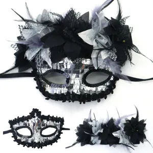 Stijlvol Venetiaans masker half gezicht met veer lelie bloemen voor feest en partij.