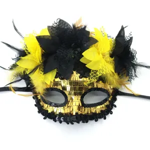 Gouden pailletten masker met zwarte en gele veren voor carnaval feest en verkleedpartij.