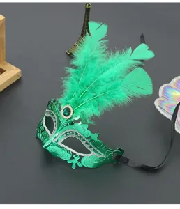 Gedetailleerd close-up van het groene Venetiaanse masker met veren en glinsterende details.