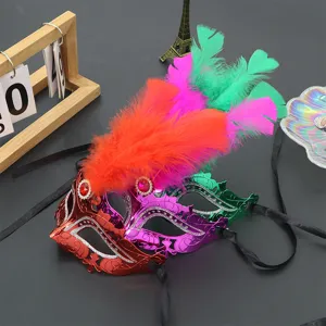 Venetiaans bal masqué half gezicht masker met kleurrijke veren glitter hoofdaanzicht