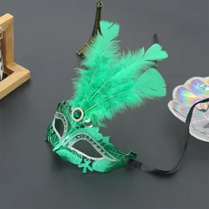 Groene gegalvaniseerde halfgelaats masquerade masker met drie veren en decoratieve edelsteen.