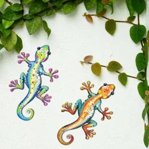Metal gecko wall art detail, colorful metal lizard hanging decor for outdoor garden and home fence.
