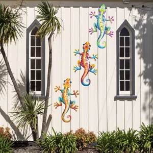 Metal gecko wall art detail, colorful outdoor hanging lizard decoration for garden fence home.