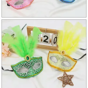Detailopname van veermaskers met glanzende pailletten voor feestelijke evenementen.
