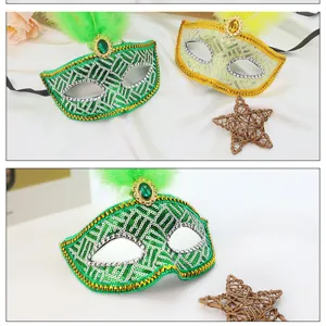 Venetiaans masker detail, veren strass pailletten glans feest rekwisiet close up.