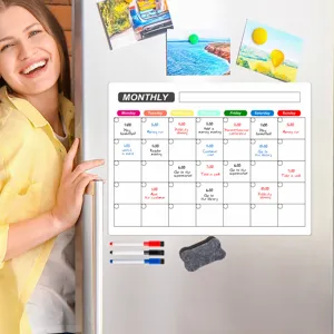 Magnetischer Monatskalender für den Kühlschrank mit Whiteboard-Stiften für die Tagesplanung.