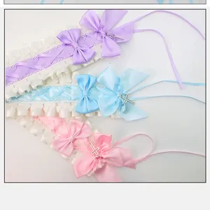 Gedetailleerd overzicht van zoete Lolita kant strik haaraccessoires met leuke kruisbedels.