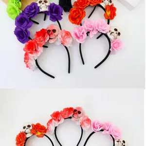 Halloween Blumen Haarreif mit künstlichen Rosen und Totenkopf Design, ideal für Kostümpartys.