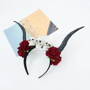Diadema gótica de cuernos de diablo Halloween con rosas rojas y calaveras para fiesta y accesorios.