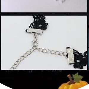 Detailopname van de fijne sluiting van de zwarte kanten choker halsketting en metalen ketting.