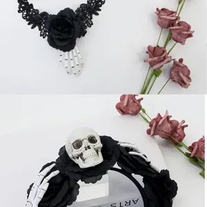 Gotische Halloween choker en haarband versierd met zwarte rozen en griezelige skelet hands.