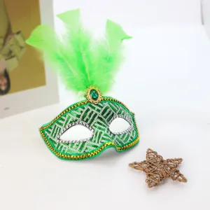 Groene Venetiaanse masker met veren en paillettes voor feestelijke evenementen en Halloween.