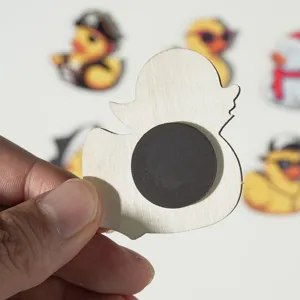 Vista dettagliata del retro di un magnete da frigorifero in legno per decorazione.