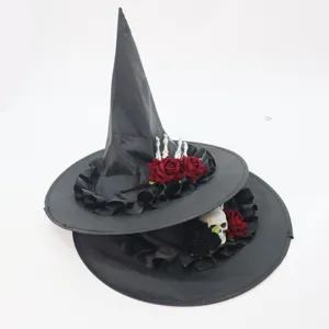Schwarzer Hexenhut fuer Halloween mit roten Rosen und Skelettknochen als Partykostuem.