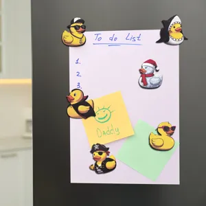 Primo piano dettaglio di graziosi magneti frigo con simpatica anatra cartoon in legno.